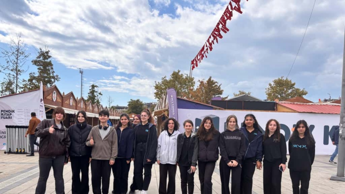 Kütüphanecilik Kulübü öğrencileri, danışman öğretmenleri Şükran TEMEL eşliğinde Pendik Kitap Fuarı'nı ziyaret ettiler. 